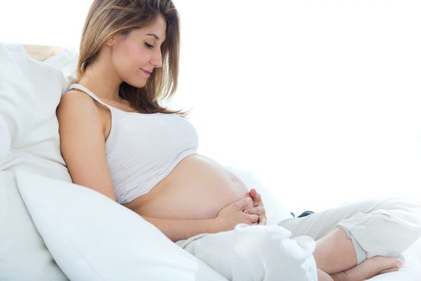 Đầy bụng khi mang thai có nguy hiểm không? Nguyên nhân và cách khắc phục