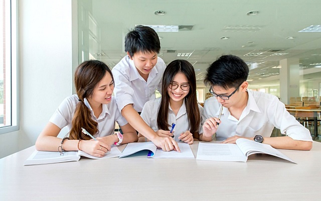 Nên học Cao đẳng Dược hay Đại học Dược? So sánh chi tiết